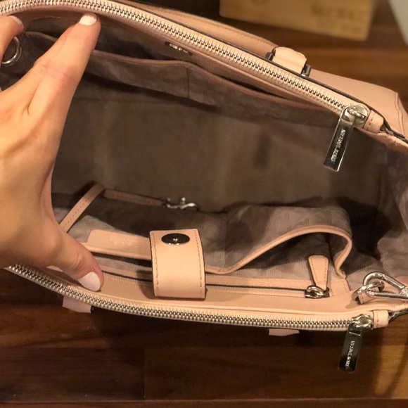 Michael kors purse - Picture 7 of 8